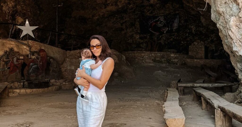 Βαλαβάνη: Μια μαμά στην παραλία με τον γιο της – Ένα κορίτσι που ζει το μητρικό της όνειρο.