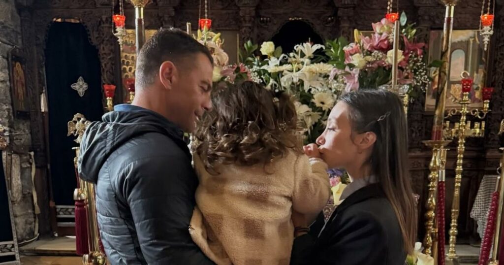 Αγγελόπουλος & Βαμβακούση: Οικογενειακή στιγμή στην εκκλησία με τη μικρή τους πριγκίπισσα (Δείτε φωτογραφίες)