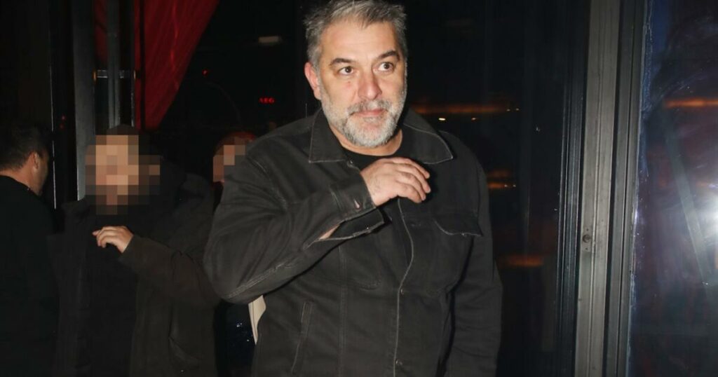 Βασίλης Μπισμπίκης: Η ζωή μου ως αδέσποτος στην Αθήνα – Από την αλητεία και τις ουσίες, στη δημιουργία.