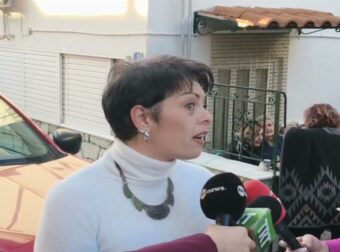 Τραγικός Εφιάλτης: Μητέρα και Κόρη Ζητούν Βοήθεια Ενώ Τυλίγονται στις Φλόγες – «Την Είδα να Καίγεται στην Αυλή» (video)