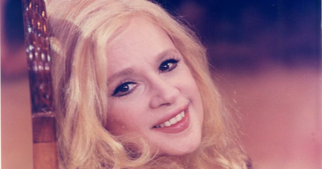 Ανακαλύψτε το Καμαρίνι της Αλίκης Βουγιουκλάκη: Μια Ματιά στην Πολυτέλεια της Εθνικής μας Σταρ στο Δημοτικό Θέατρο Πειραιά.