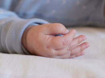 Σοκ στην Ηλεία: Βρέφος 10 μηνών στο νοσοκομείο με σοβαρά τραύματα και εγκαύματα.