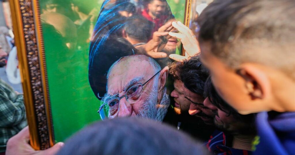 Συγκλονισμός στο Ιράν: Ο λαός θρηνεί τον θάνατο του Αλί Χαμενεΐ – Η δραματική ανακοίνωση από δημοσιογράφο (βίντεο)