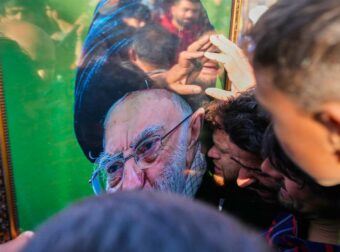 Συγκλονισμός στο Ιράν: Ο λαός θρηνεί τον θάνατο του Αλί Χαμενεΐ – Η δραματική ανακοίνωση από δημοσιογράφο (βίντεο)