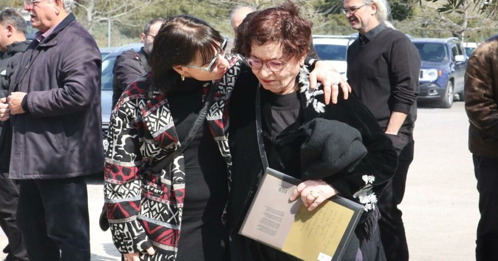 Συγκινητικό «αντίο» στη Ριτσώνα για τον Χρήστο Βαλαβανίδη – Συντετριμμένη η σύζυγός του (Δείτε Φωτογραφίες)