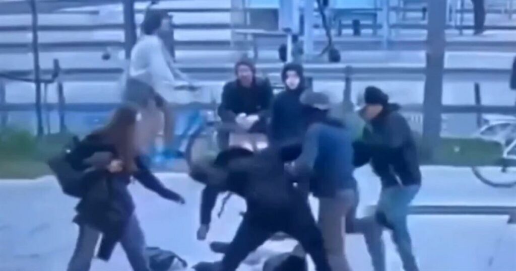 Νεαρός υπερασπιστής κοπέλας πέφτει θύμα βίαιης επίθεσης – Δείτε το σοκαριστικό βίντεο!