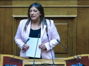 «Όλα τα βλέμματα στη Ζωή Κωνσταντοπούλου: Το νέο βίντεο από τα δικαστήρια Λάρισας μετά τις μηνύσεις»