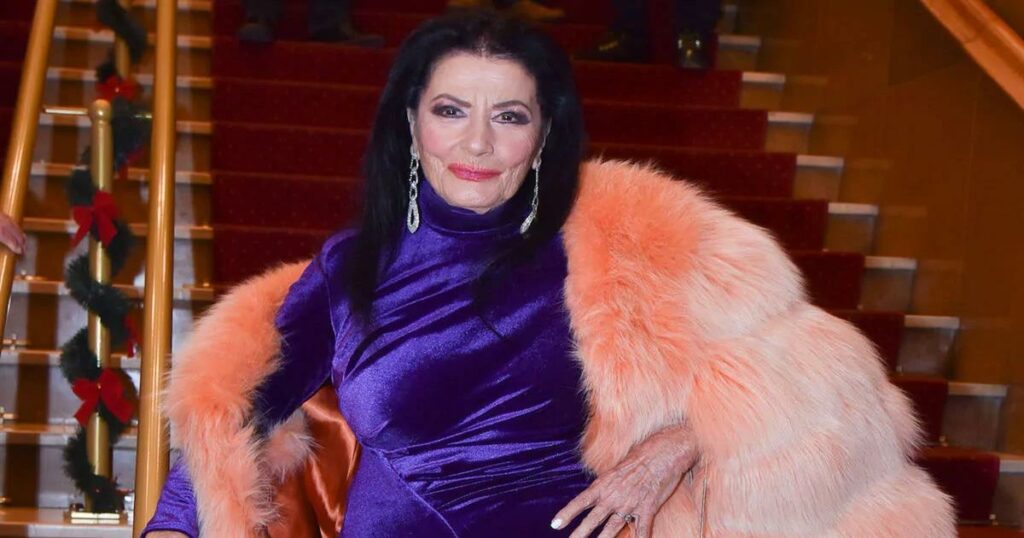 Αποκαλύψεις για τη Ζωζώ Σαπουντζάκη: «Όταν η αυλαία τελικά πέφτει, η άγνοια για την απώλεια του αγαπημένου της»