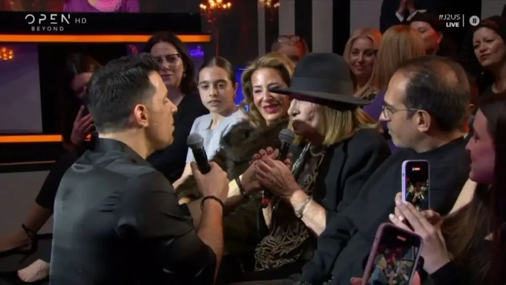 Θοδωρής Φέρρης: Μια αξέχαστη στιγμή συγκίνησης καθώς τραγουδά δίπλα στη μητέρα του στο πλατό του J2US.