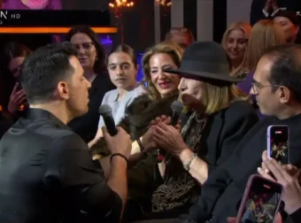 Θοδωρής Φέρρης: Μια αξέχαστη στιγμή συγκίνησης καθώς τραγουδά δίπλα στη μητέρα του στο πλατό του J2US.