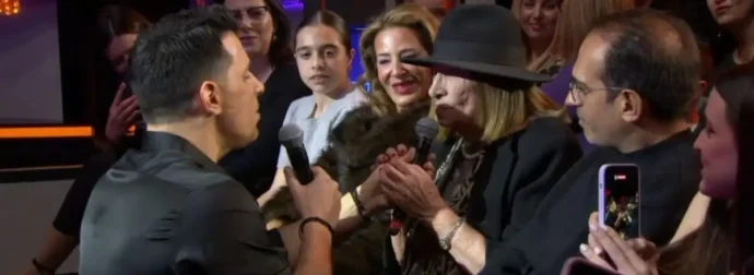 Θοδωρής Φέρρης: Μια αξέχαστη στιγμή συγκίνησης καθώς τραγουδά δίπλα στη μητέρα του στο πλατό του J2US.