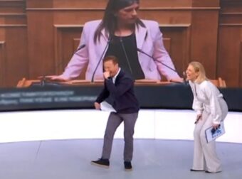 «Ήταν αυτό Βουλή ή κωμωδία;» Παρουσιαστές ξεκαρδίζονται σε ζωντανή εκπομπή (video)
