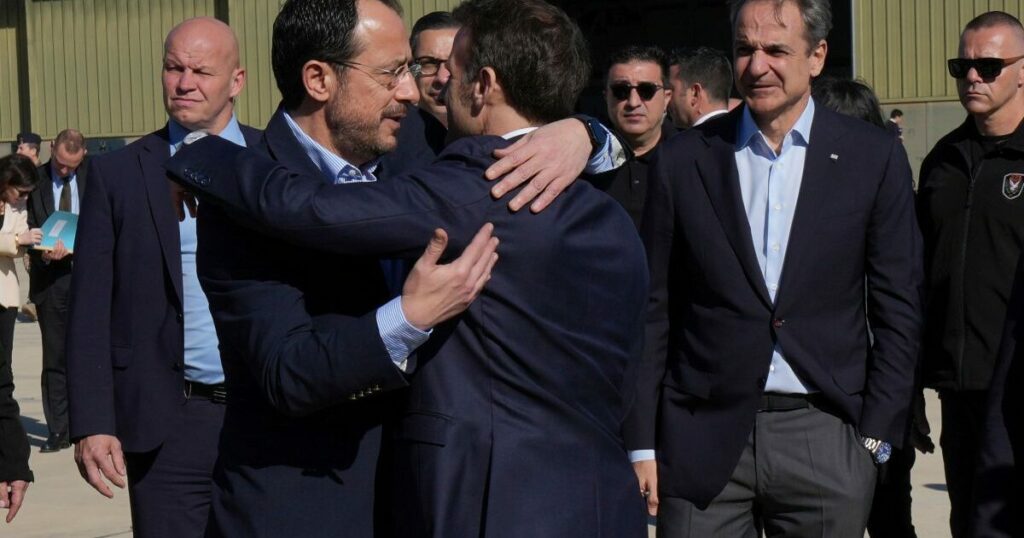 Σαρκαστική επίθεση της Daily Mail στον Στάρμερ μέσω της αγκαλιάς Μακρόν με Χριστοδουλίδη (video)