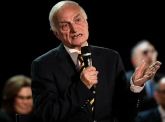 Μανώλης Μαυρομμάτης: Επέστρεψε σπίτι με τη στήριξη του γιου του μετά την απώλεια της συζύγου του.