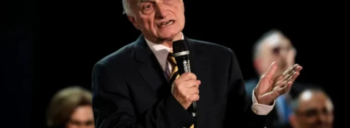 Μανώλης Μαυρομμάτης: Επέστρεψε σπίτι με τη στήριξη του γιου του μετά την απώλεια της συζύγου του.