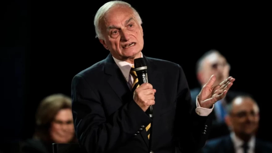 Μανώλης Μαυρομμάτης: Επέστρεψε σπίτι με τη στήριξη του γιου του μετά την απώλεια της συζύγου του.