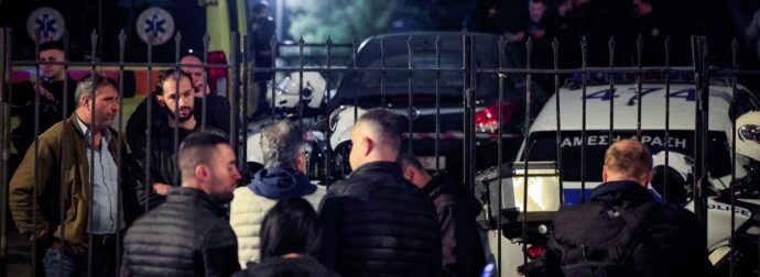 Σοκ στον Άγιο Δημήτριο: Η μητέρα του 25χρονου καταρρέει στον τόπο της δολοφονίας – Οι Αρχές αναζητούν απαντήσεις.