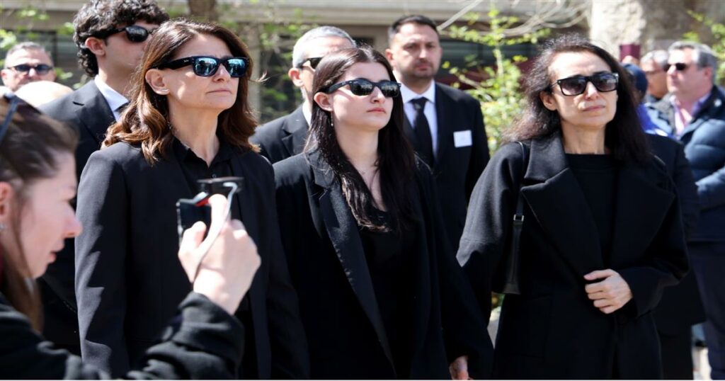 Γνωρίστε τους Δημήτρη και Μελίνα Δασκαλοπούλου: Τα αγαπημένα εγγόνια της Μαρινέλλας και η συγκινητική τους παρουσία στην κηδεία της.