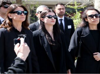 Γνωρίστε τους Δημήτρη και Μελίνα Δασκαλοπούλου: Τα αγαπημένα εγγόνια της Μαρινέλλας και η συγκινητική τους παρουσία στην κηδεία της.