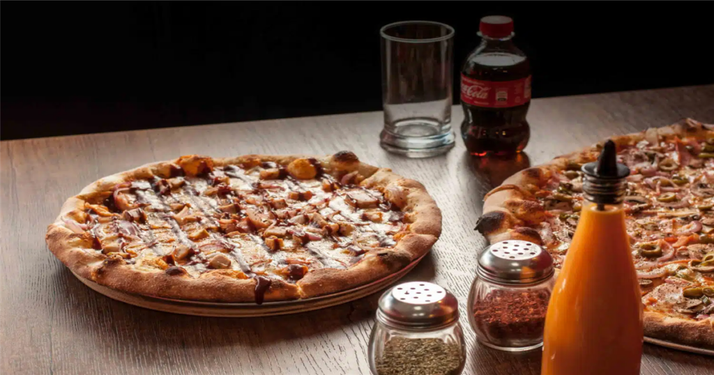 Σουβλάκι vs Πίτσα: Ποια επιλογή είναι η πιο θερμιδογόνα;