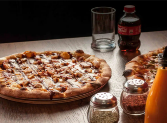 Σουβλάκι vs Πίτσα: Ποια επιλογή είναι η πιο θερμιδογόνα;