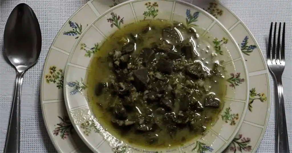 Γευόμαστε τη μαγειρίτσα κάθε Μεγάλο Σάββατο, αλλά πόσοι γνωρίζουν το συμβολισμό της; Ανακαλύψτε το μυστικό πίσω από το παραδοσιακό αυτό πιάτο!