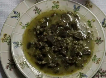 Γευόμαστε τη μαγειρίτσα κάθε Μεγάλο Σάββατο, αλλά πόσοι γνωρίζουν το συμβολισμό της; Ανακαλύψτε το μυστικό πίσω από το παραδοσιακό αυτό πιάτο!