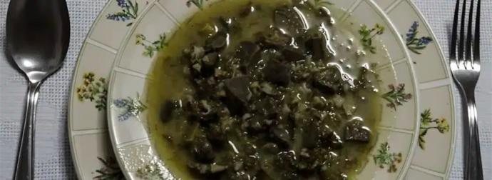 Γευόμαστε τη μαγειρίτσα κάθε Μεγάλο Σάββατο, αλλά πόσοι γνωρίζουν το συμβολισμό της; Ανακαλύψτε το μυστικό πίσω από το παραδοσιακό αυτό πιάτο!