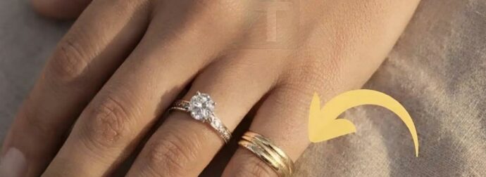 Ποια είναι η συμβολική σημασία του δαχτυλιδιού στο μικρό δάχτυλο μιας γυναίκας;