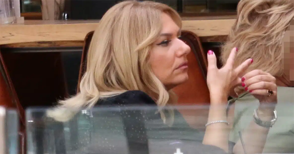 Σοκ και ανησυχία: Η Μεσσαροπούλου συντετριμμένη έξω από την ΜΕΘ όπου νοσηλεύεται ο Μυλωνάκης – Δείτε τις συγκινητικές της κινήσεις.