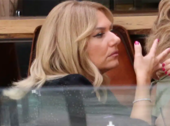 Σοκ και ανησυχία: Η Μεσσαροπούλου συντετριμμένη έξω από την ΜΕΘ όπου νοσηλεύεται ο Μυλωνάκης – Δείτε τις συγκινητικές της κινήσεις.