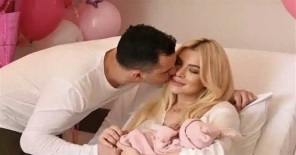 Η Κατερίνα Καινούργιου και ο Παναγιώτης Κουτσουμπής μοιράζονται την πρώτη τρυφερή φωτογραφία της κόρης τους!