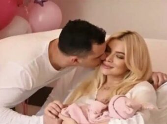 Η Κατερίνα Καινούργιου και ο Παναγιώτης Κουτσουμπής μοιράζονται την πρώτη τρυφερή φωτογραφία της κόρης τους!