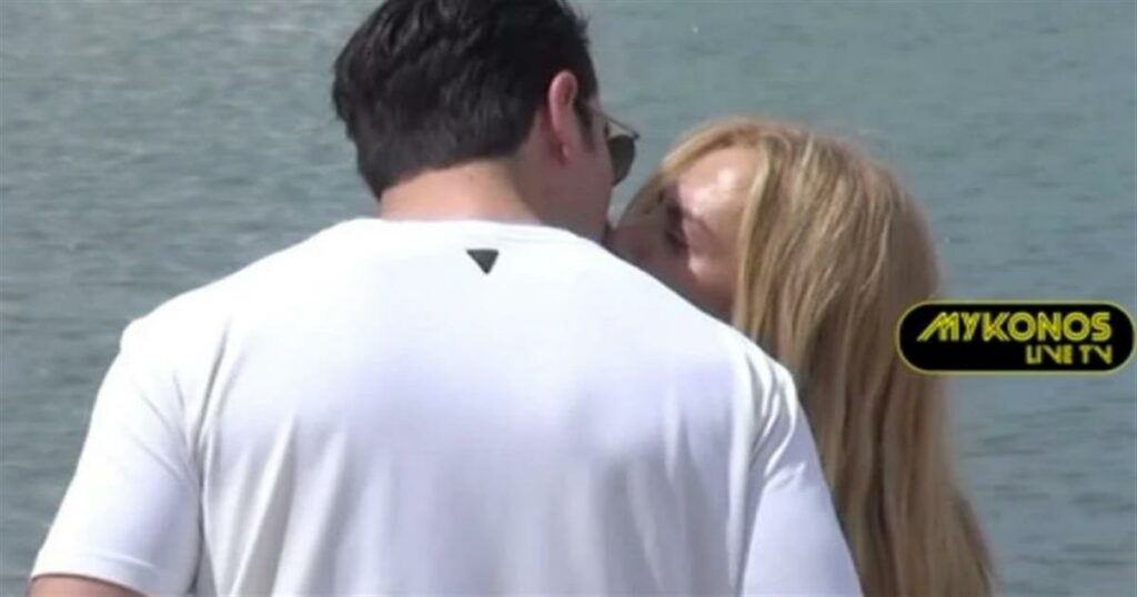 Διάσημο ελληνικό ζευγάρι ηθοποιών αντάλλαξε το πρώτο δημόσιο φιλί στη μαγευτική Μύκονο!