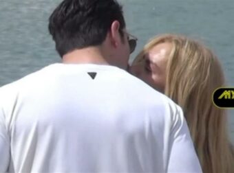 Διάσημο ελληνικό ζευγάρι ηθοποιών αντάλλαξε το πρώτο δημόσιο φιλί στη μαγευτική Μύκονο!