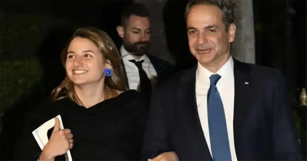 Κυριάκος Μητσοτάκης: Μια ξεχωριστή βραδιά με την κόρη του Δάφνη στο πλευρό του, στο δείπνο με τον Εμανουέλ Μακρόν στο Προεδρικό Μέγαρο.