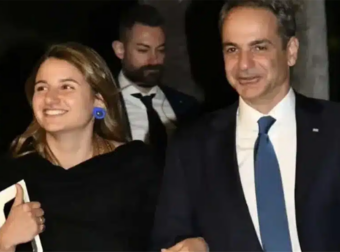 Κυριάκος Μητσοτάκης: Μια ξεχωριστή βραδιά με την κόρη του Δάφνη στο πλευρό του, στο δείπνο με τον Εμανουέλ Μακρόν στο Προεδρικό Μέγαρο.