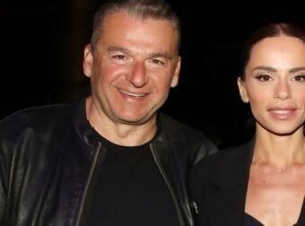 Λιάγκας-Αντωνά: Ήρεμες στιγμές στην Ανάσταση – Η συγκινητική δέηση της Μαρίας στην Παναγία Τήνου για ένα παιδί.