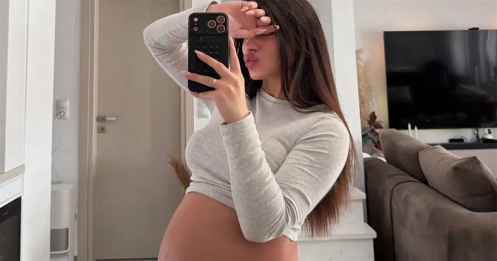 Η Μαριαλένα Ρουμελιώτη ακτινοβολεί με τη φουσκωμένη κοιλιά της και αποκαλύπτει πόσων εβδομάδων είναι στην εγκυμοσύνη της!