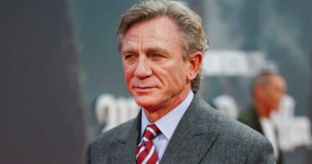 Δείτε τον Ντάνιελ Κρεγκ στον Επιτάφιο του Αγίου Κωνσταντίνου Γλυφάδας: Μια ξεχωριστή στιγμή!