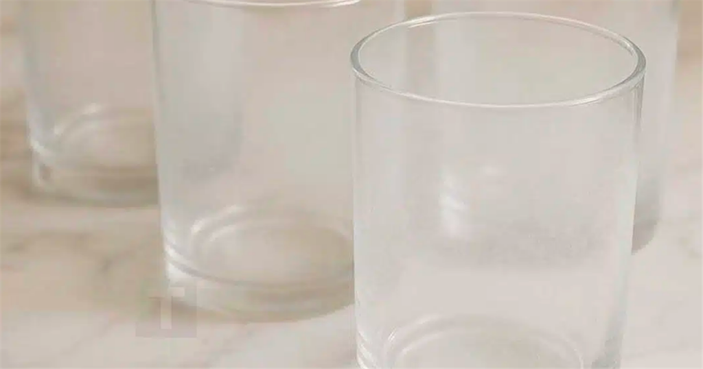 Η μυστική τεχνική της γιαγιάς μου: Κάντε τα θαμπά ποτήρια να λάμπουν σε 2 λεπτά, χωρίς καμία προσπάθεια. Δείτε πώς!