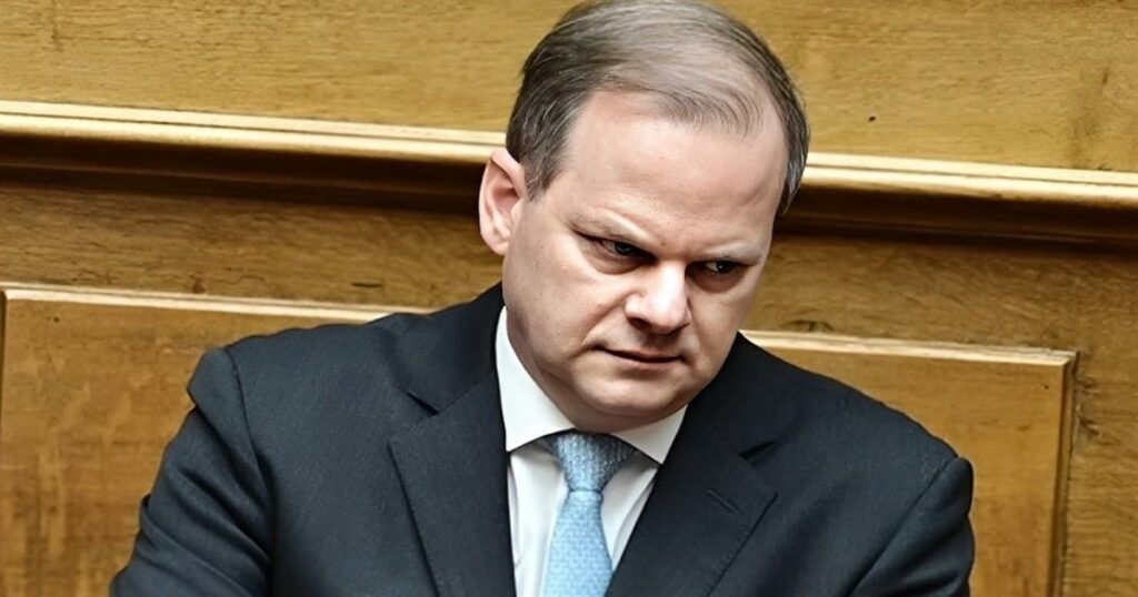 Κώστας Καραμανλής: «Αθώος λόγω επωνύμου: Η κρίση που με βαραίνει».