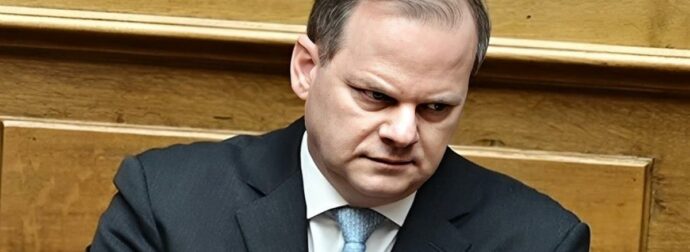 Κώστας Καραμανλής: «Αθώος λόγω επωνύμου: Η κρίση που με βαραίνει».