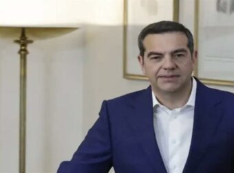 Τσίπρας: «Η μόνη ασυμβίβαστη ιδιότητα είναι του πρωθυπουργού και του πολιτικού απατεώνα» – Σχόλιο στο διάγγελμα Μητσοτάκη.