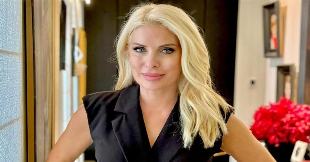 Αποκάλυψη καλοκαιρινού στυλ: Η Μενεγάκη λανσάρει το πιο εκθαμβωτικό πεντικιούρ με τα πρώτα πέδιλα της σεζόν και όλοι ζηλεύουν το χρώμα που διάλεξε!