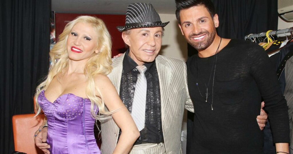 Συγκινητική στιγμή: Η Αννούλα Φλωρινιώτη επισκέπτεται το μνήμα του αδελφού και του πατέρα της σε ένα συγκλονιστικό βίντεο.