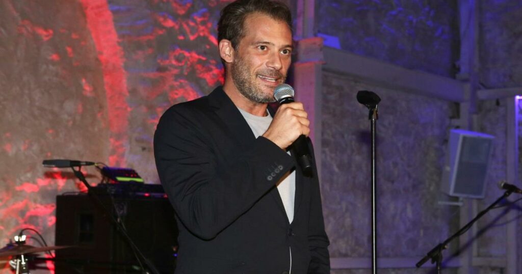 Σοκάρει ο Αντίνοος Αλμπάνης: Ο θυμός και ο λόγος που έκρυψε τον καρκίνο από τους γονείς του.