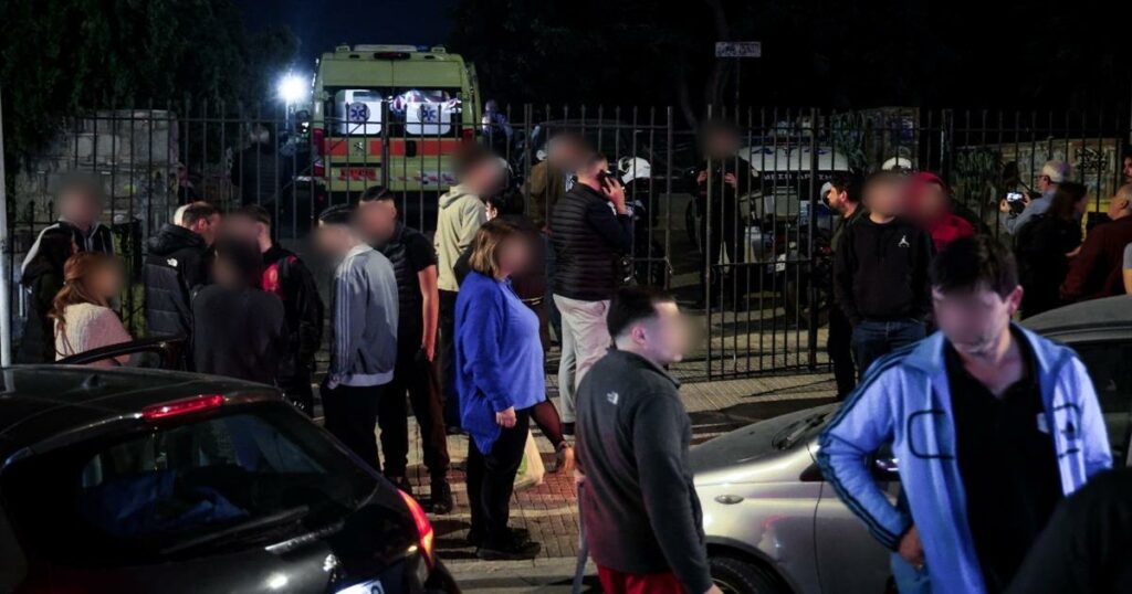 Δραματικές Σκηνές: Μητέρα 25χρονου Καταρρέει στο Σημείο της Δολοφονίας στον Άγιο Δημήτριο – Ένα Σύγχρονο Δράμα στο Πάρκο Ασυρμάτου.