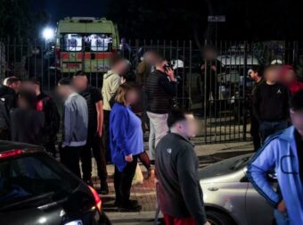 Δραματικές Σκηνές: Μητέρα 25χρονου Καταρρέει στο Σημείο της Δολοφονίας στον Άγιο Δημήτριο – Ένα Σύγχρονο Δράμα στο Πάρκο Ασυρμάτου.