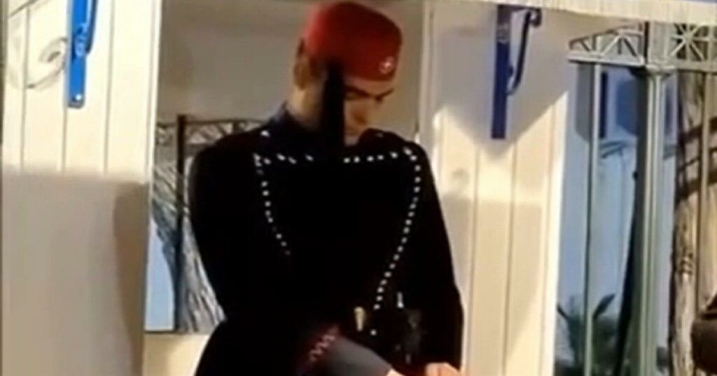 Η συγκινητική στιγμή που οι Εύζωνες υποκλίνονται στον Επιτάφιο – Δείτε το μοναδικό βίντεο!